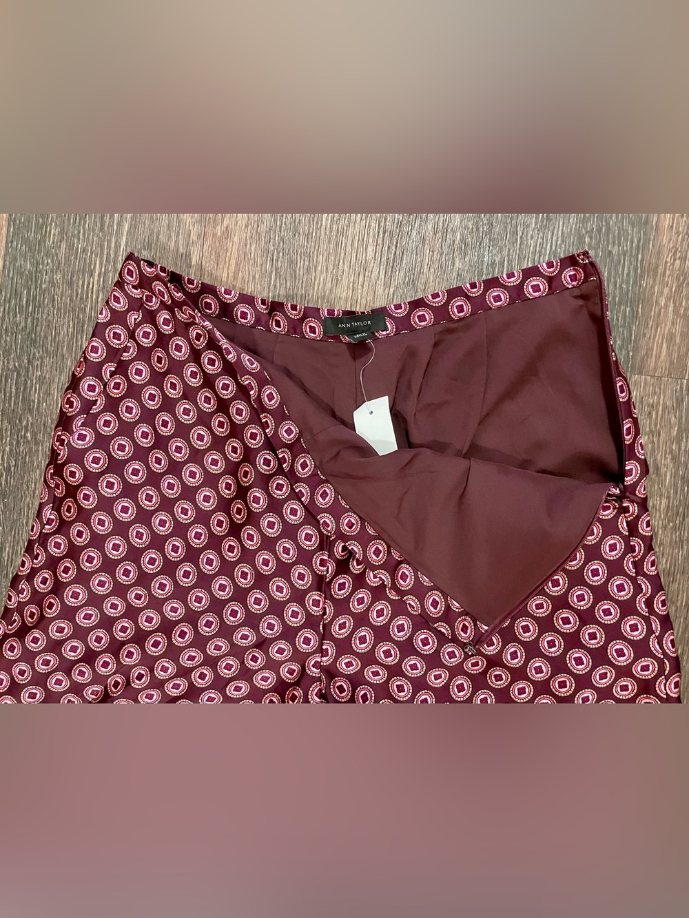 Ann Taylor The Wide-Leg Pant in Satin Geo Print - Poised Plum
SIZE 8 *NWT* - Picture 7 of 16